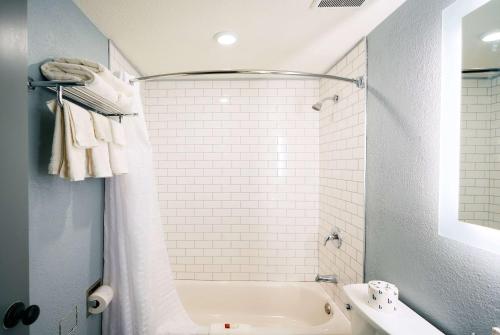 普韦布洛普韦布洛速8酒店的浴室配有白色浴缸和水槽