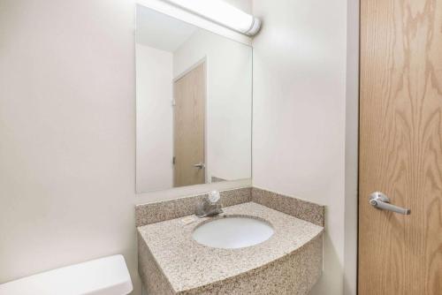 博德曼Baymont by Wyndham Boardman的一间带水槽和镜子的浴室