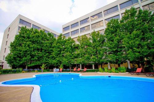 印第安纳波利斯西印第安纳波利斯温德姆酒店的大楼前的大型游泳池