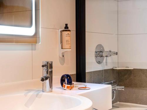 卡尔卡松Mercure Carcassonne La Cité的一间带水槽和一瓶肥皂的浴室