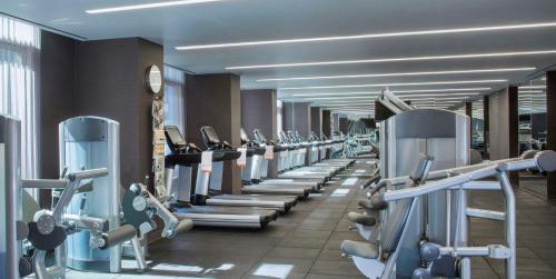纽约纽约时代广场凯悦中心酒店的健身房,配有一排跑步机和机器