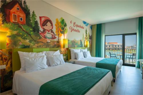 贝雅Vila Gale Nep Kids的配有圣诞壁画的酒店客房的两张床