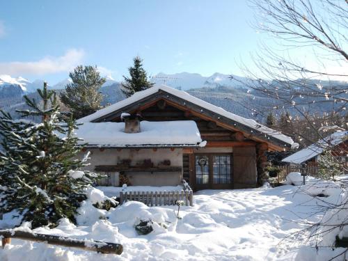 贝拉蒙特Typical Cottage in Bellamonte Italy with bubble bath的小木屋,地面上积雪