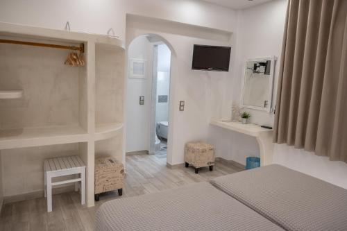 纳克索乔拉卡捷琳娜罗扎公寓的一间卧室配有床、水槽和镜子