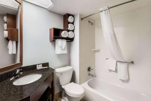 麦迪逊西麦迪逊阿美瑞辛酒店的浴室配有卫生间、盥洗盆和浴缸。