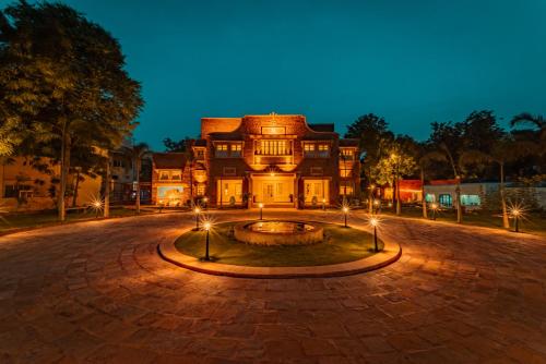 焦特布尔Tree Of Life Bhadrajun House, Jodhpur的一座大型建筑,前面有一个喷泉