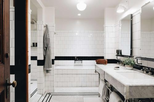 芝加哥Chicago Athletic Association, part of Hyatt的白色的浴室设有水槽和淋浴。