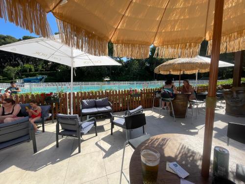 锡富尔勒普拉日Le rayon vert的一个带遮阳伞和游泳池的庭院