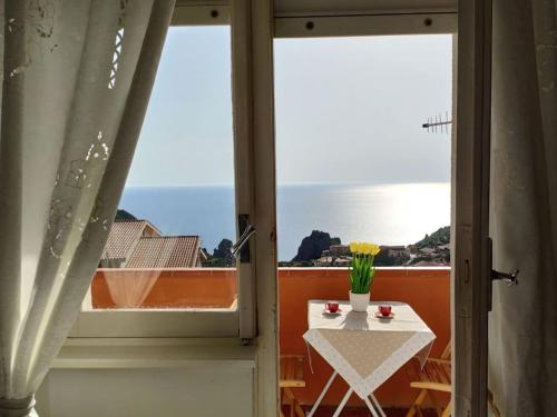 内比达Villa Mariuccia的阳台配有桌子,享有海景。