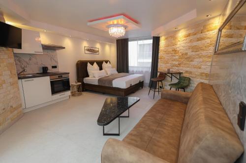 亚琛Suites Aix la Chapelle, Exclusive Apartments, Wellness and more, Aachen City的一个带床和沙发的大客厅