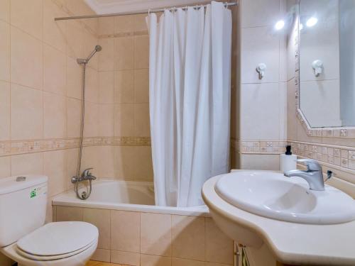 奎特里拉AL - Apartamento Quinta do Romão的浴室配有盥洗盆、卫生间和浴缸。
