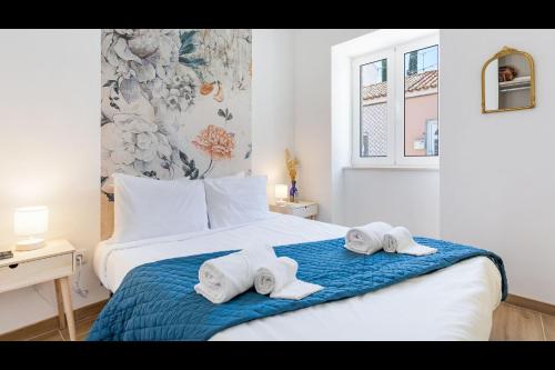 西尔韦斯Stunning Flat With Jacuzzi in Silves by LovelyStay的一间卧室配有带毛巾的床