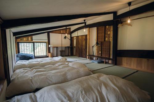 南木曾町唯安旅舍的一间房间,里面摆放着四张床