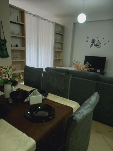 斯库台Panoramic apartment的客厅配有桌子和沙发