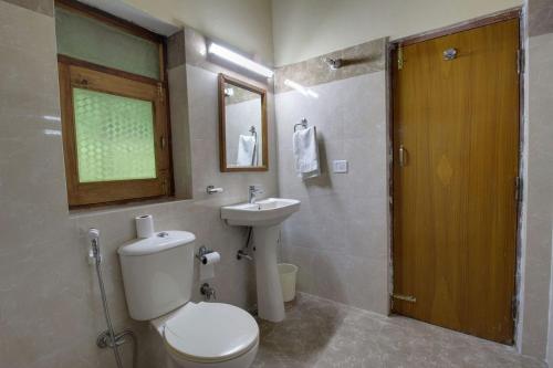 考萨尼Vamoose Eco Lodge Chevron的一间带卫生间和水槽的浴室