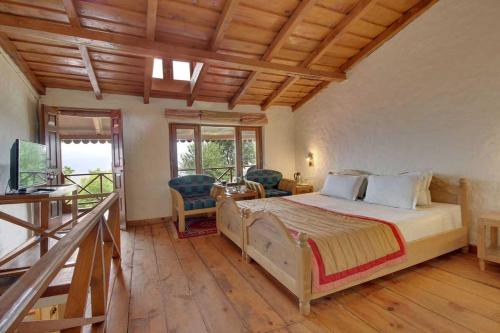 考萨尼Vamoose Eco Lodge Chevron的一间带大床的卧室和一个阳台