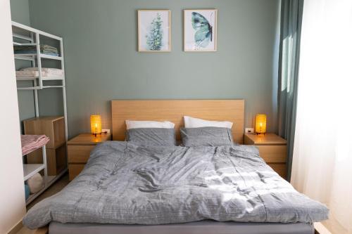 特拉维夫H-nachala的一间卧室配有一张大床和两盏灯