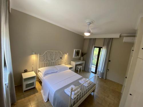 哈尔基斯Chalkida st Minas Seaview Villa的一间带白色床的卧室和一间带窗户的房间