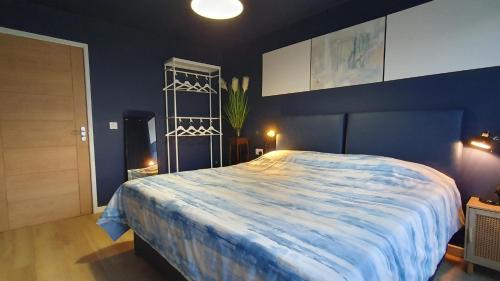 基督城Good Vibes的一间卧室设有一张蓝色墙壁的大床