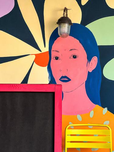 库塔伊西Black Tomato Hostel Kutaisi的头上有一盏灯的女人画