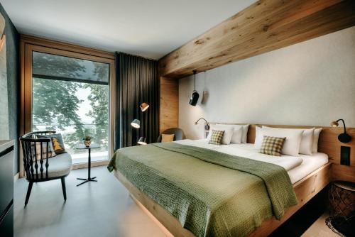 HorbenLuisenhöhe - Gesundheitsresort Schwarzwald的一间卧室设有一张大床和一个窗户。