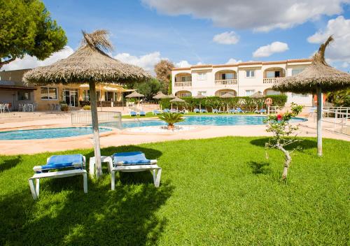 卡拉罗曼蒂卡Apartamentos Sol Romántica by DOT Suites的一个带两把椅子的度假村和一个游泳池
