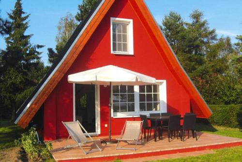 QuilitzFerienhaus Chrissi, Rankwitz, Quilitz的前面有一张桌子和椅子的红色房子