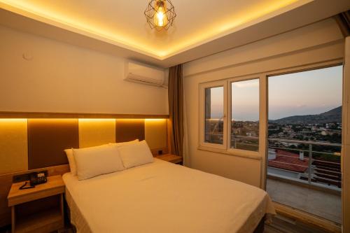 格克切达镇Estia Hotel的一间卧室设有一张床和一个美景窗户。