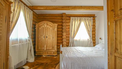 克里斯蒂安RunCan-Rai的一间卧室设有一张床和木墙