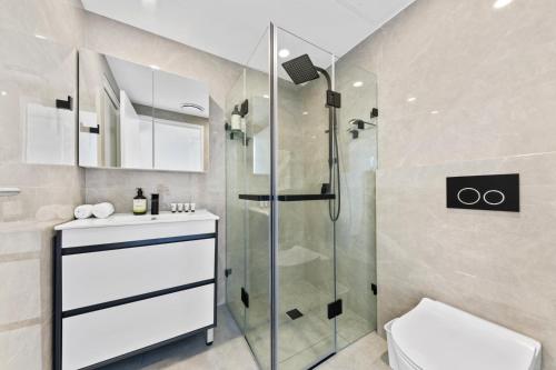悉尼modern 3 bedroom townhous in Ashfield的带淋浴、卫生间和盥洗盆的浴室