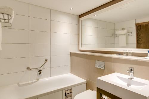 德班德班乌兰加万豪Protea酒店的一间带水槽和镜子的浴室