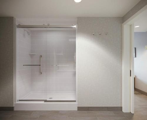 Brooklyn克利夫兰机场/ 铁德曼路汉普顿酒店的一间白色墙壁带淋浴的浴室