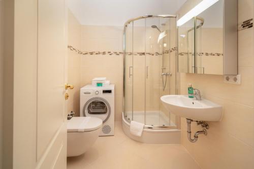 巴登-巴登Comfort Apart Baden-Baden的浴室配有卫生间水槽和淋浴。
