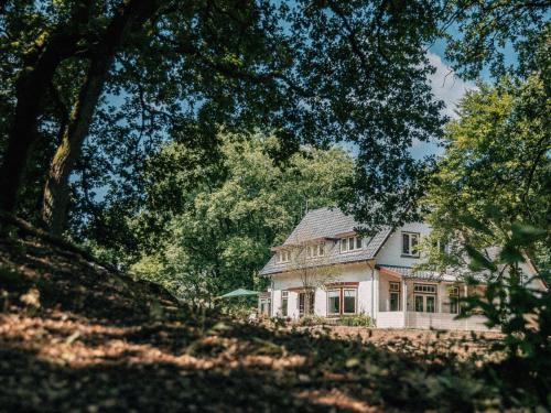 奥特罗de Wever Lodge的前面有树木的大白色房子