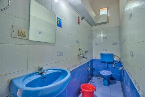 巴加Baga Beach Way的浴室配有蓝色水槽和卫生间。