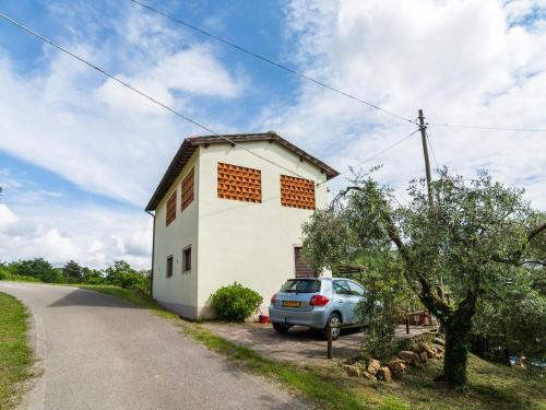 UzzanoIdyllic Holiday Home in Pescia with Swimming Pool的路边的白色房子,有停车位