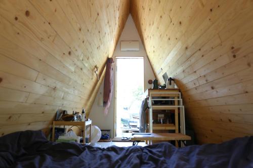 ShimokawaA-frame cabin iwor - Vacation STAY 36172v的客房设有床、窗户和桌子。