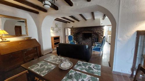 LamaLa Casa Monti au coeur du village de Lama的客厅配有桌子和石头壁炉