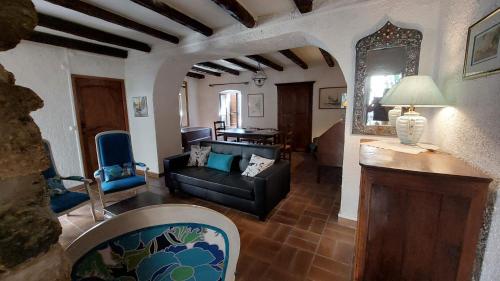 LamaLa Casa Monti au coeur du village de Lama的带沙发和镜子的客厅