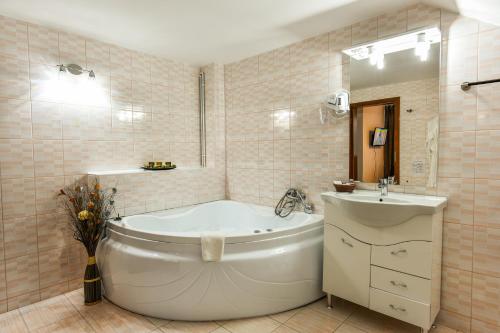 德瓦Noblesse House Deva的一间带大浴缸和水槽的浴室