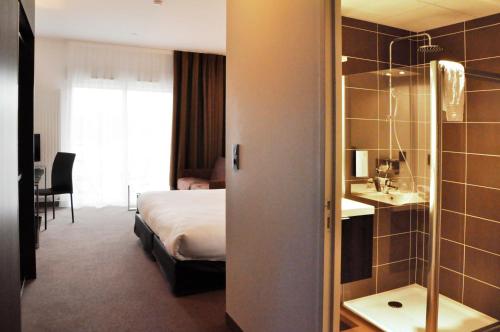 卡尔克富金色郁金香南特卡尔克富套房酒店的一间酒店客房 - 带一张床和一间浴室