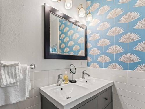 圣奥古斯丁Casa Lovett - Tropical Bungalow的一间带水槽和镜子的浴室