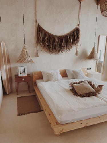 维斯LISSA home的一间卧室配有一张大木床和白色床单