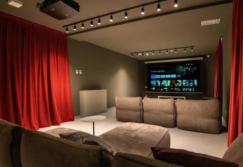 佛罗伦萨Il Santo Stays的客厅配有红色窗帘和电视