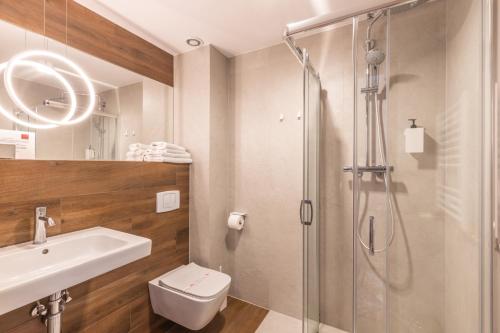 维斯瓦Hotel Wisła Premium的带淋浴、卫生间和盥洗盆的浴室
