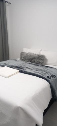 OkakararaEsteem Guesthouse的一张床上的毯子