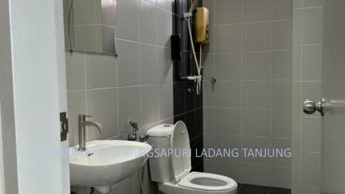 瓜拉丁加奴Ladang Tanjung Dar Assalam Homestay的一间带卫生间和水槽的浴室