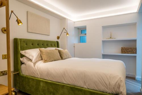 斯托昂泽沃尔德Luxe Contemporary Cotswold Pad - Heart of Stow的一张带绿色床头板的床