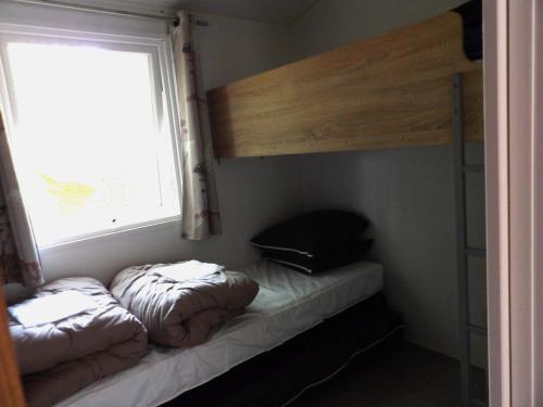利梅伊THITOME的客房设有双层床和窗户。