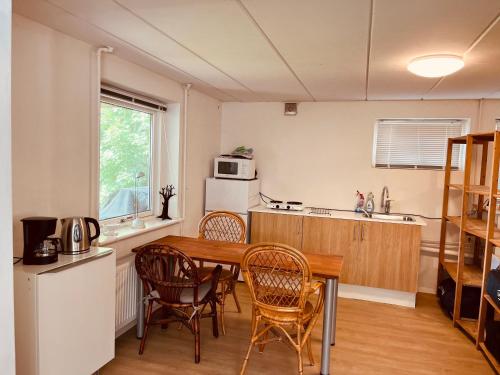 斯基沃Gittes hus的厨房配有木桌和椅子